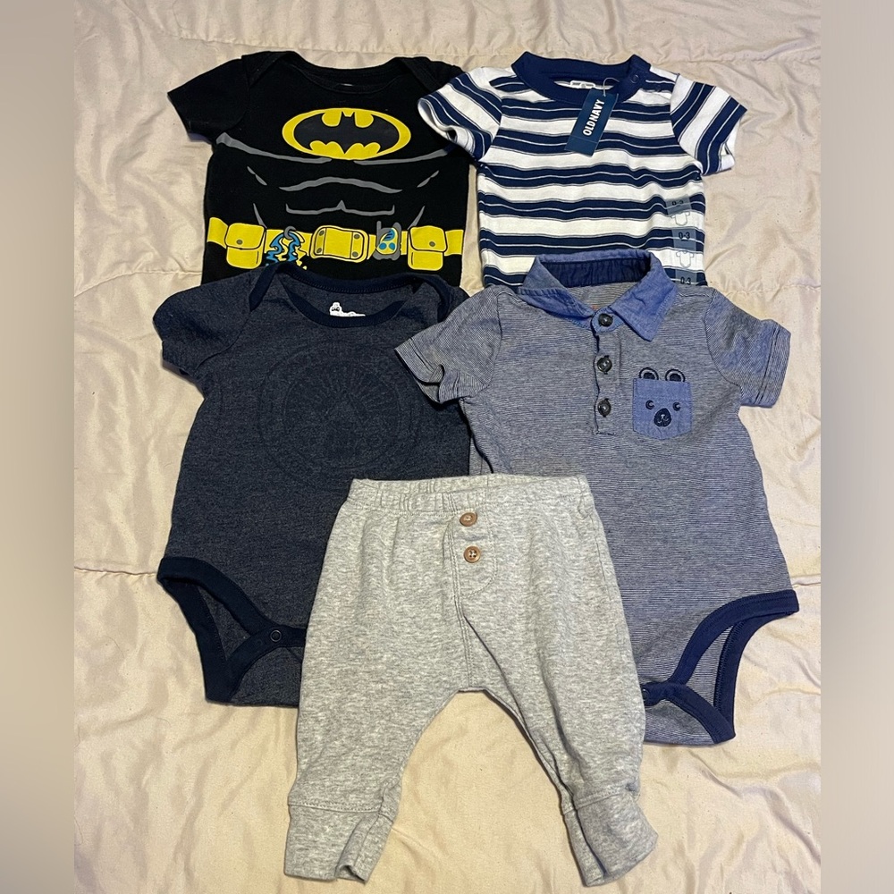 Set of 4 Onsies and 1 Bottom 0-3 M